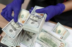 الدولار في طريقة لتسجيل خسائر أسبوعية والمركزي الأمريكي يلوح برفع أكبر للفائدة 