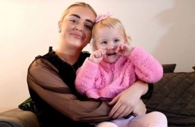 طفلة تأكل الجدران والأثاث