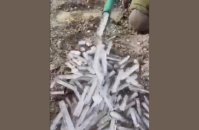 مياه الصنبور تخرج قطعاً متجمدة في منطقة هندية