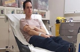 يبتكر جهازاً يتسبب بنقله إلى المستشفى