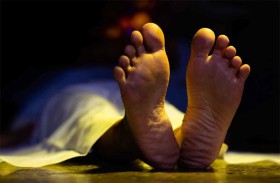 تعيش مع جثة زوجها لعجزها عن طلب المساعدة