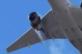 لحظات مرعبة.. اشتعال محرك طائرة في السماء