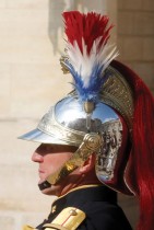 قصر الإليزيه ينعكس على خوذة أحد الحرس الجمهوري في ساحة قصر الإليزيه في باريس  (رويترز) 