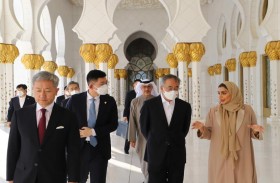 نائب رئيس مجلس الدولة في جمهورية الصين الشعبية يزور جامع الشيخ زايد الكبير في أبوظبي 