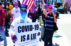 يرتدي بدلة واقية ويطالب بإلغاء الحظر