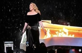 لماذا استبدلت أديل حذاءها بجوارب فاخرة؟