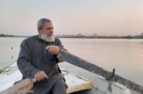صياد مصري يمسح النيل بحثا عن الموتى