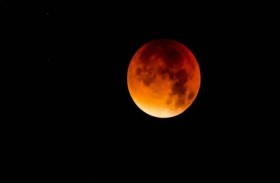 العالم على موعد مع ظاهرة نادرة.. القمر الدامي العملاق