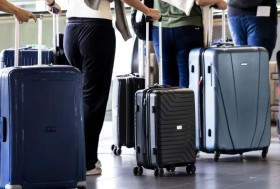 طفلة داخل حقيبة سفر