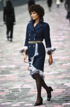 عارضة تقدم زيا من تصميم شانيل خلال أسبوع الأزياء الراقية لخريف وشتاء 2023-2024 في باريس -ا ف ب