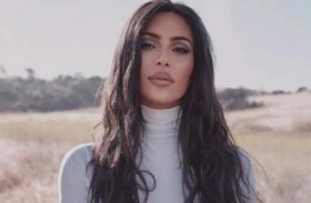 كيم كارداشيان تفاجئ متابعيها بإطلالة مختلفة