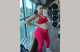 أم تثير انتقادات حادة لرفعها الأثقال أثناء حملها