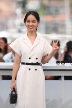 الممثلة الفرنسية لوسي تشانغ خلال جلسة تصوير لفيلم «لن يعرف أحد» في مهرجان كان السينمائي. (ا ف ب)