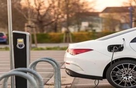 يشغل مصنعه بالكامل من سيارته