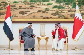 رئيس الدولة والملك حمد بن عيسى يبحثان العلاقات الأخوية وتعزيز التعاون المشترك