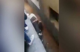 منقذ لابنته من القطار.. سوبر بابا أم أب مهمل؟