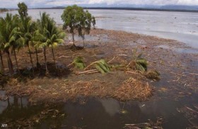 رجلان يضيعان وسط المحيط