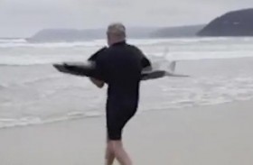 غامر بحياته لأجل إنقاذ قرش !