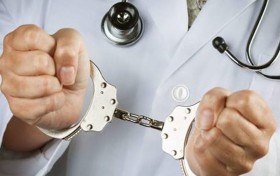 حبس طبيب بتهمة  «اختطاف» طفلة بعد ولادتها