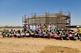 مجلس ضاحية الرحمانية يبادر بتوزيع المياه لتخفيف حر الصيف على العمال في المواقع الإنشائية 