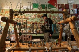 يحول قنابل الغاز المسيل للدموع قطعاً فنية