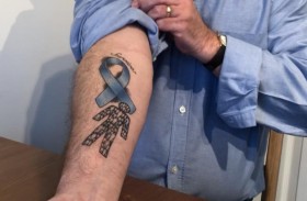 يستغل وشمه للتبرع  في الأعمال الخيرية