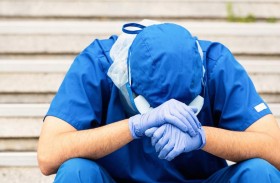 دراسة: عام 2021 الأكثر تكلفة نفسية على الأطباء