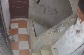 فيديو مرعب لسيدة تطرق الأبواب بسكين