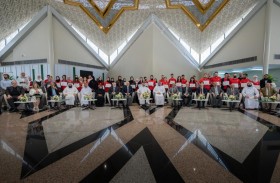 سلطان بن أحمد القاسمي يتفقد نموذج مشروع البيت الشمسي بجامعة الشارقة