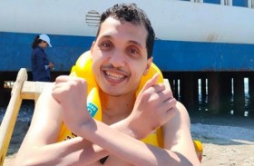 أصيب بشلل رباعي.. فألهم العالم بلسانه