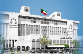 يضرب زوجته بوحشية في الشارع