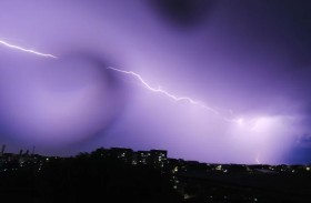 مصرع امرأة وإصابة 3 من عائلتها بصاعقة