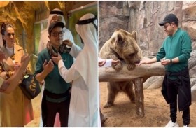 محمد هنيدي يلف ثعبانا ضخما حول رقبته