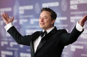 ماسك يقترب من عتبة أول تريليونير في العالم 