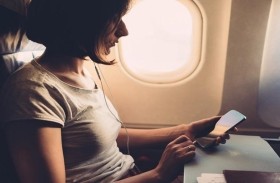 تتسبب بإيقاف رحلة طيران لرفضها إطفاء الهاتف