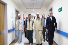 وفد الهلال الأحمر الإماراتي يتفقد مستشفى الناس في مصر ويهدي المرضى «آيباد»