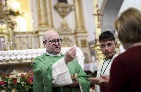 شباب البرتغال يرقصون على ألحان كاهن 