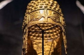 بطريقة سينمائية.. سرقة 3 أساور ملكية وخوذة ذهبية أثرية