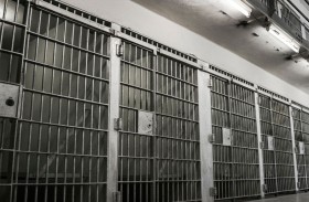 مُسن يرتكب سرقة ليقضي وقتا مع حفيده بالسجن