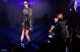 فساتين النفايات.. صرعة جديدة تلفت الانتباه