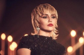 مايلي سايرس بنحافة مفرطة وبملامح مختلفة! 