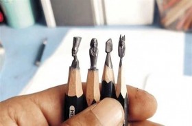 ينحت تماثيل فرعونية على سنون أقلام الرصاص