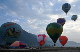 أول مهرجان لمناطيد الهواء الساخن في النيبال 