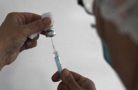 إصابة ممرض بعد أسبوع من أخذ اللقاح