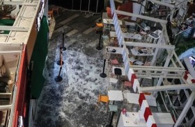 لوح زجاجي يصيب متسوقين داخل مركز تجاري بسنغافورة