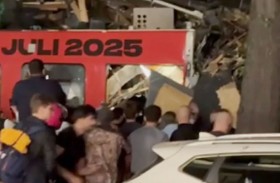 ترام يخرج عن مساره ويصطدم بمطعم 