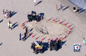 لعبة على الشاطئ تدفن طفلة تحت الرمال