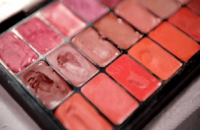 مستحضرات تجميل مغشوشة تسلط الضوء على التجارة السوداء