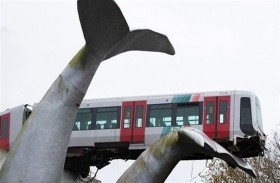 حادثة قطار استقر عند مجسم ذيل حوت