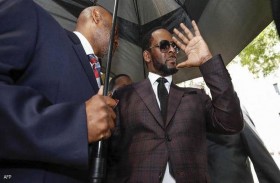 اتهام مغنٍ شهير باستغلال النساء لربع قرن